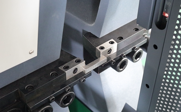 Testing of metallic materials